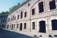 De kazerne is naar de keelzijde van het fort gericht